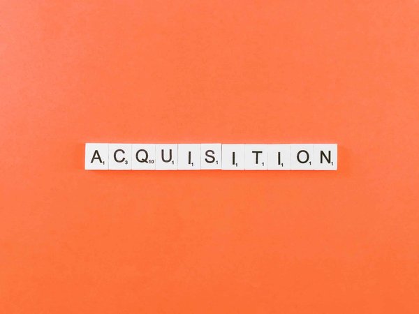 Quali sono i passaggi fondamentali per l'acquisto di un terreno edificabile nel rispetto delle norme urbanistiche?