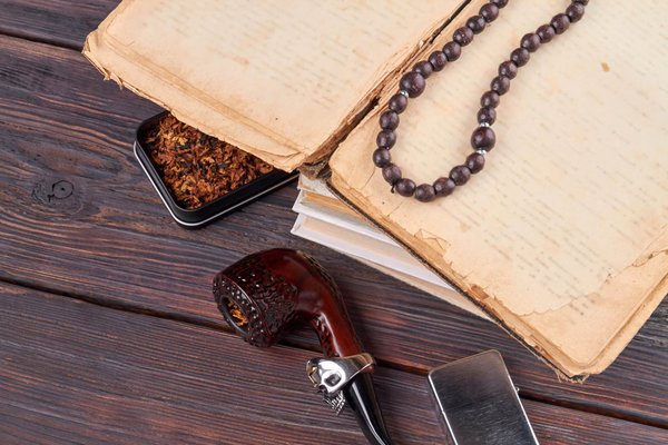 Che tipo di accessori usare per valorizzare un abito da cocktail monocromatico?